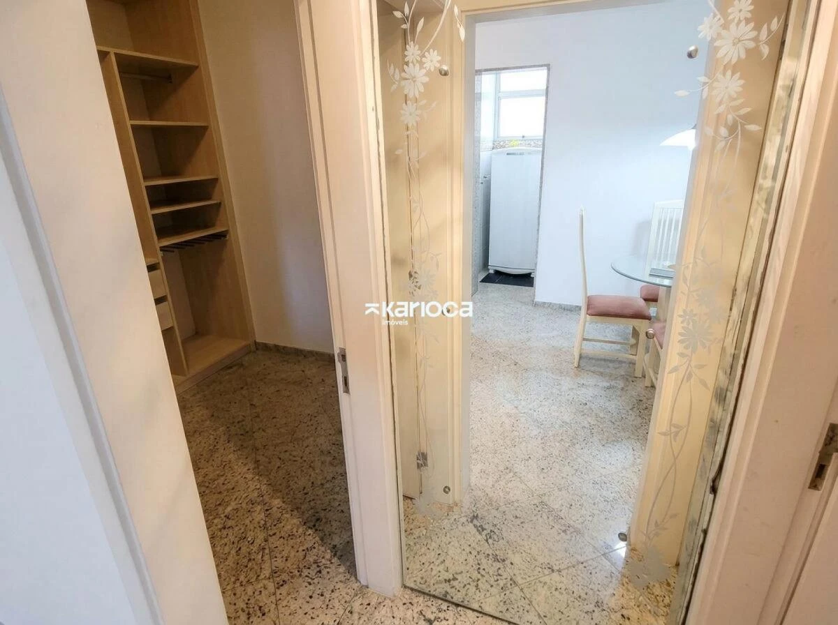 Glass-enclosed balcony in a one-bedroom apartment, 52 m² — photo 16