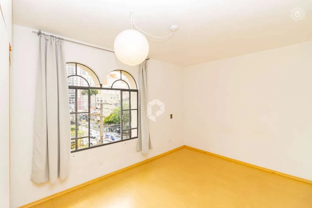 Wood or laminate floors in a 3-bedroom apartment, 107 m² — photo 4
