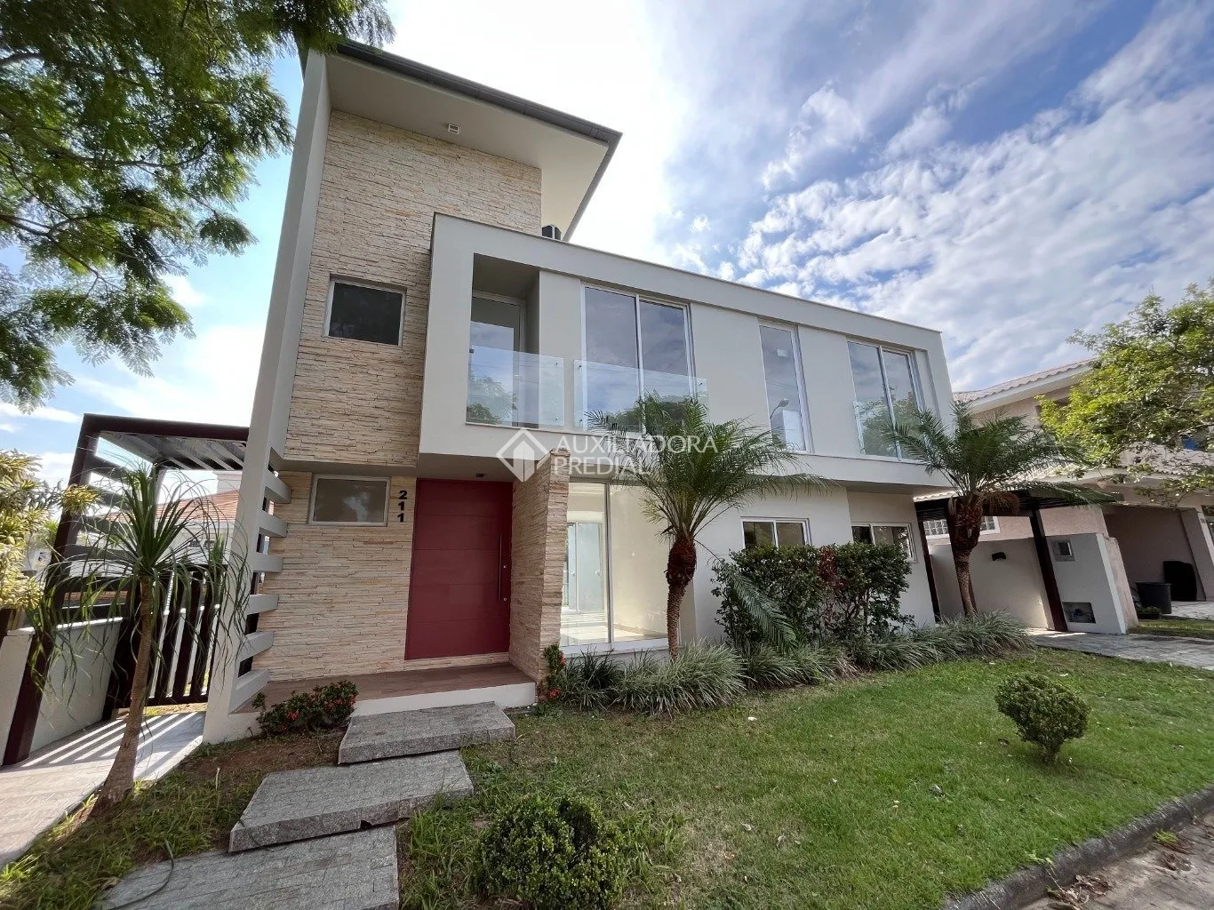 Floor-to-ceiling windows in a 3-bedroom house, 220 m²