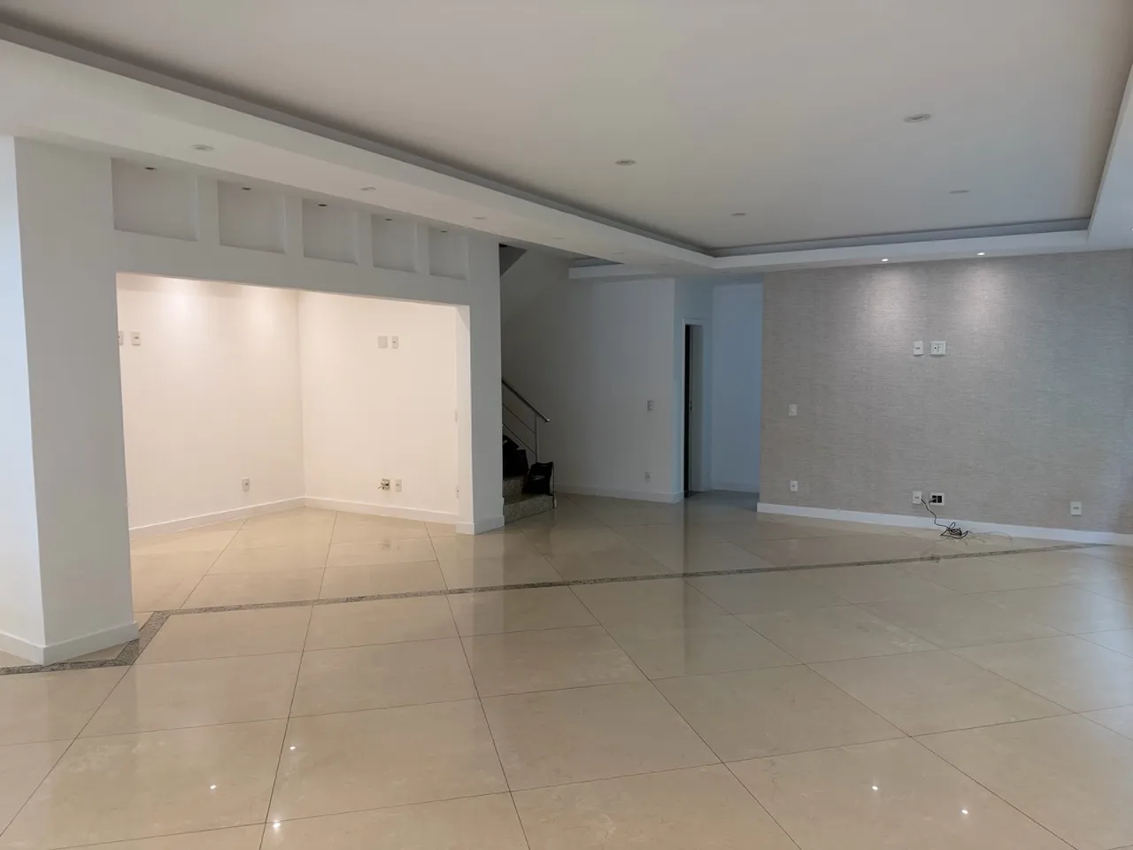 Casa, 320 m², com janelas do piso ao teto — photo 6