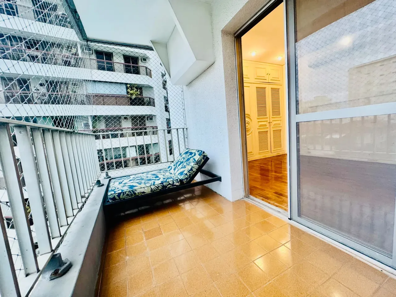 4-bedroom apartment with wood or laminate floors — photo 62