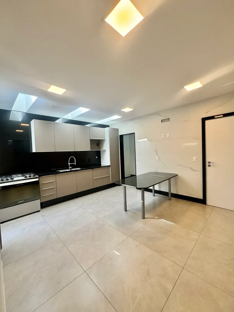 Casa sem mobília com 4 quartos e cozinha fechada a gás — photo 4
