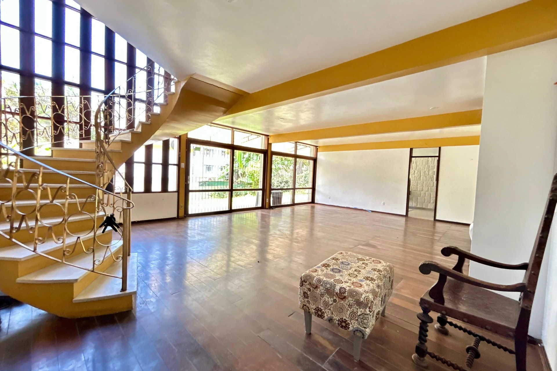 300 m² house with a jacuzzi and a bathtub — photo 12