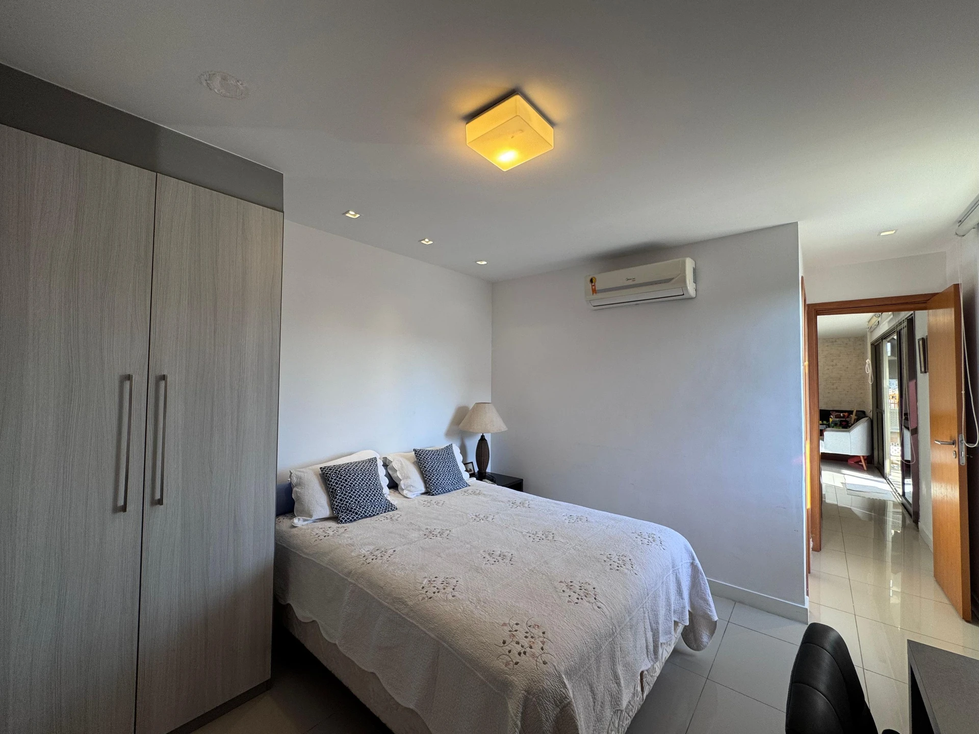 4-bedroom apartment with a glass-enclosed balcony — photo 14