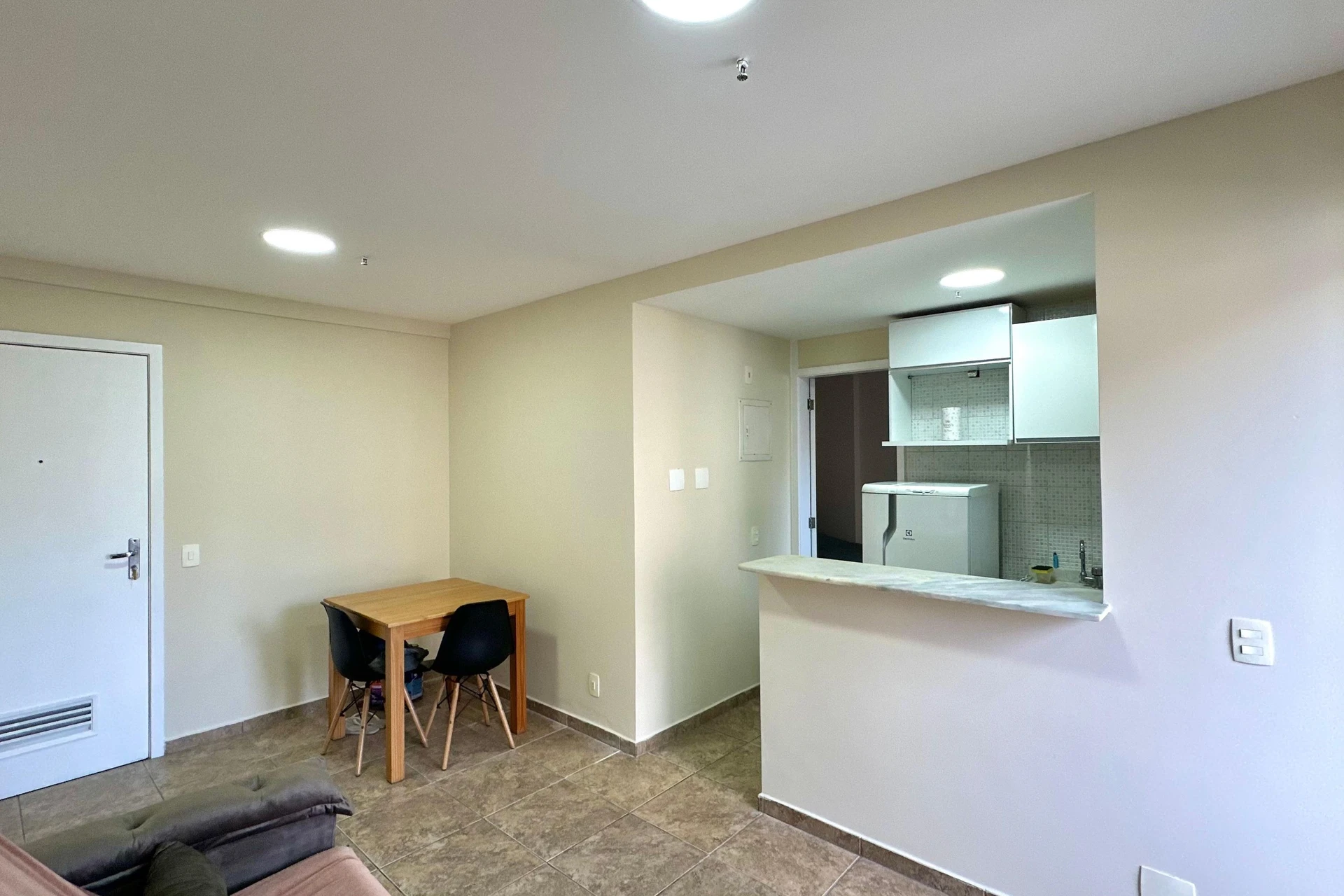 Furnished 1-bedroom apartment with a glazed balcony — photo 23