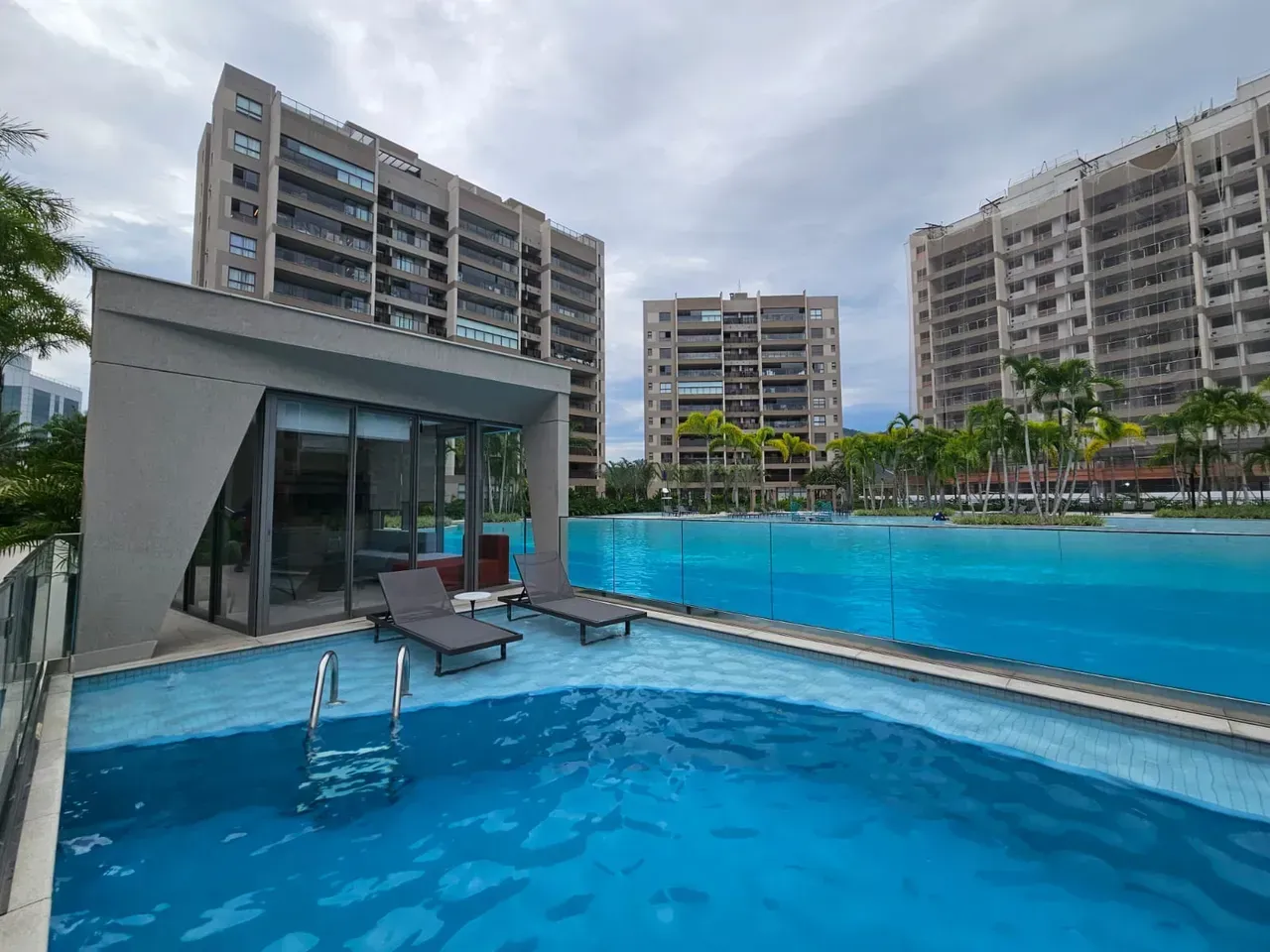 4-bedroom apartment in a building with a gym — photo 12