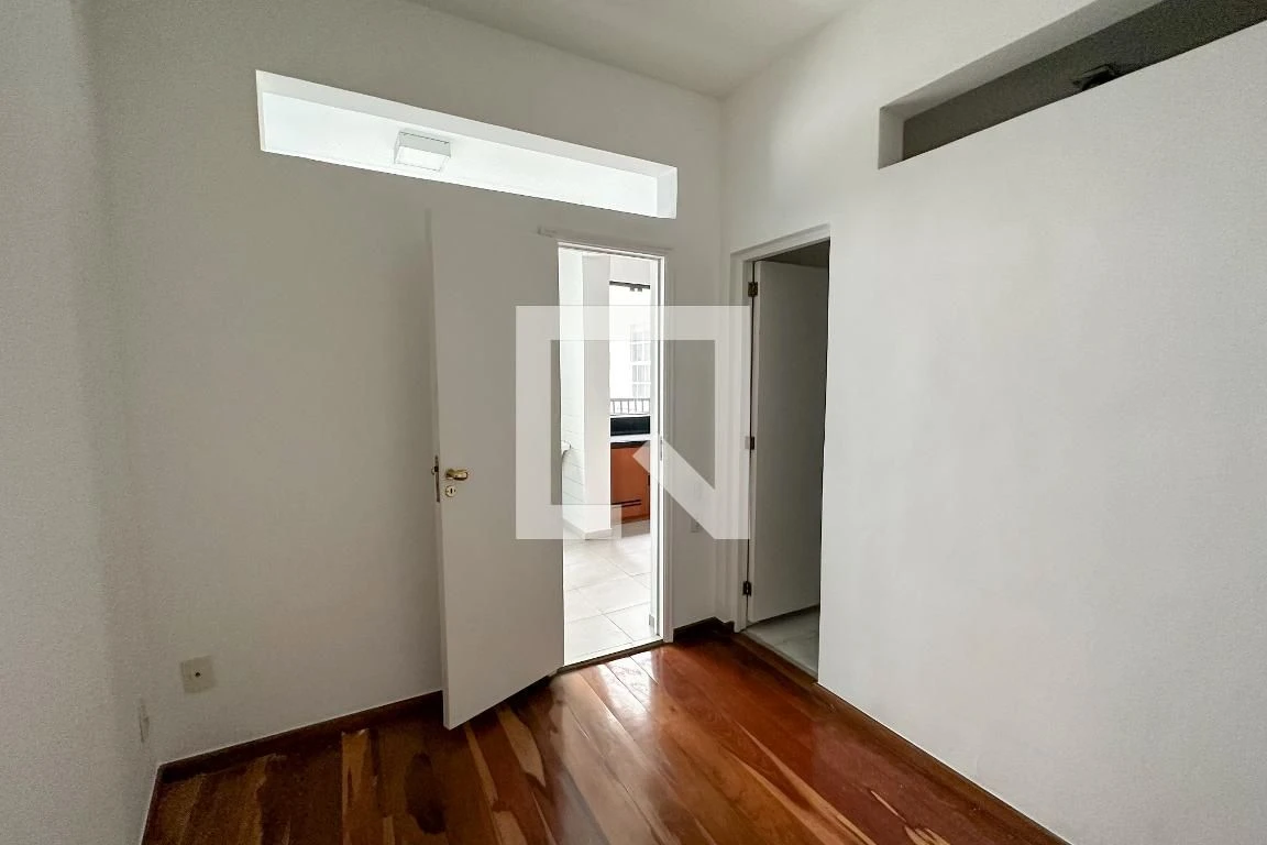 Apartamento com 4 quartos e sala de estar, 3 banheiros — photo 37