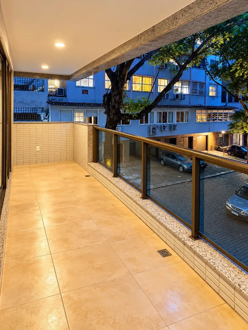 Wood or laminate floors in a 4-bedroom apartment, 260 m² — photo 2