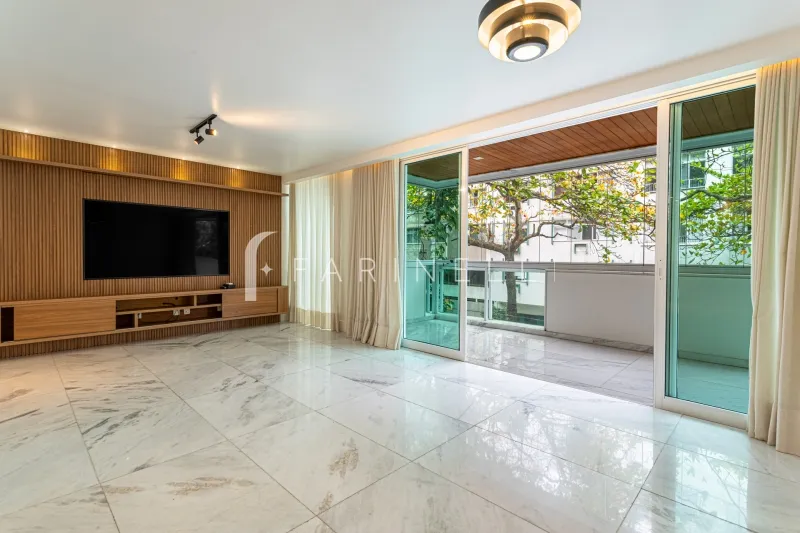 Glass-enclosed balcony in a 3-bedroom apartment, 136 m² — photo 6