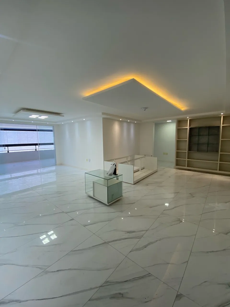 4-bedroom apartment in a building with a pool