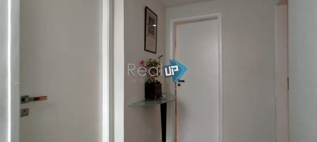 Unfurnished apartment with 3 bedrooms and a glazed balcony — photo 28
