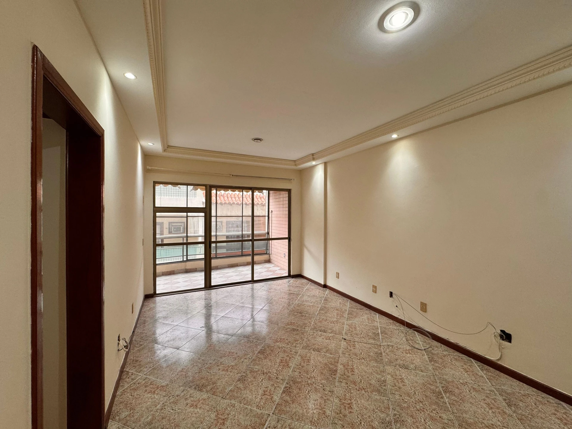 Unfurnished 3-bedroom apartment with enclosed balcony — photo 5
