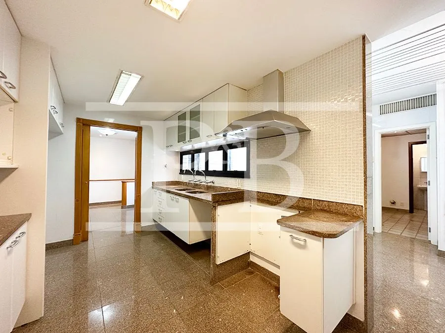 300 m² apartment with 4 bedrooms and 4 parking spots — photo 27