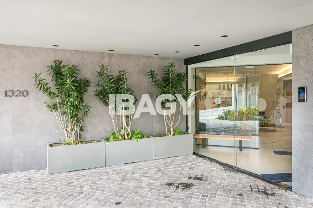 Studio with a glassed-in balcony and open-plan kitchen — photo 19