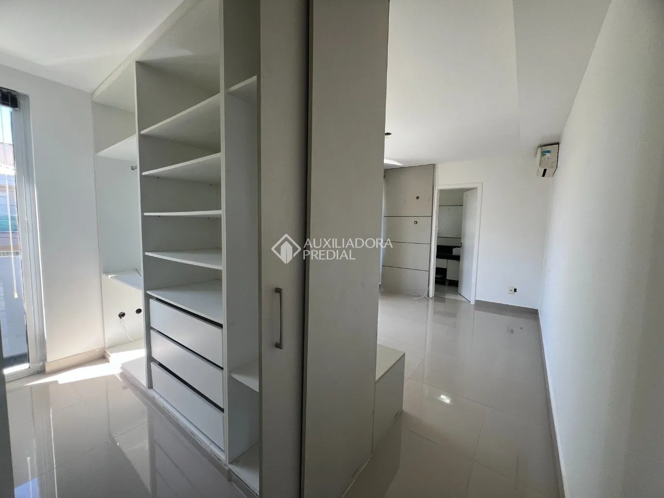 Floor-to-ceiling windows in a 3-bedroom house, 220 m² — photo 16