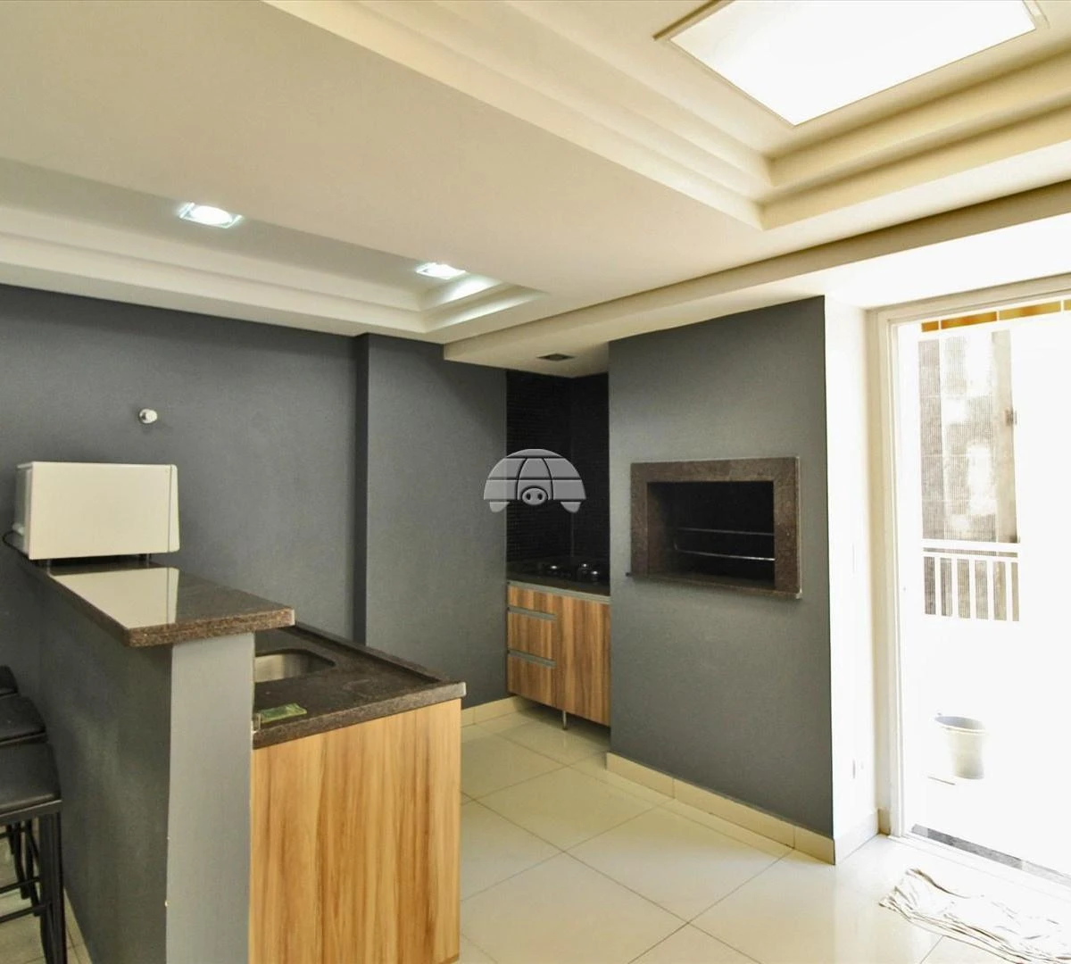 Balcony with a grill in a 2-bedroom apartment, 72 m² — photo 5