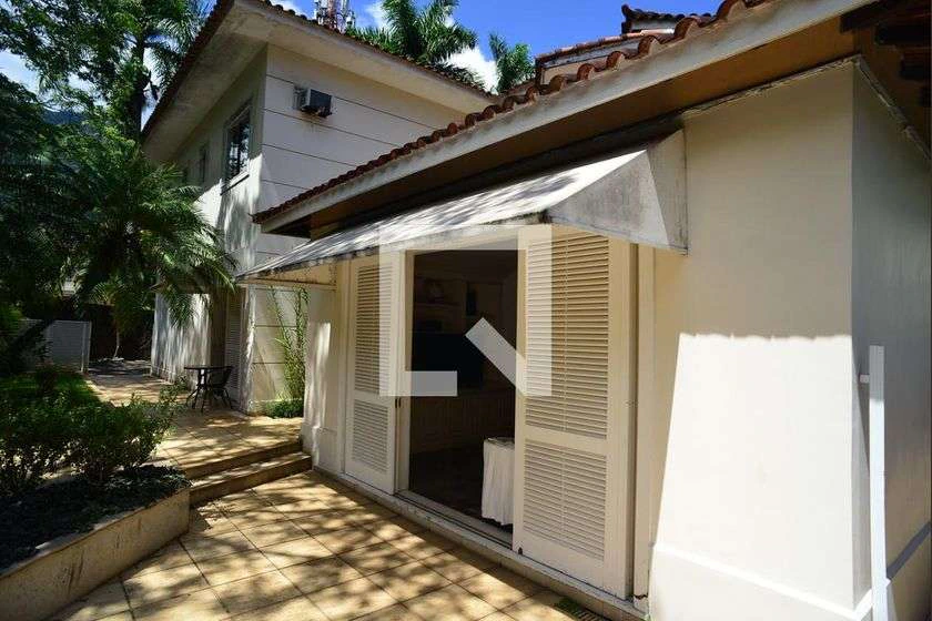 House in a gated community with 5 bedrooms and mountain view — photo 17