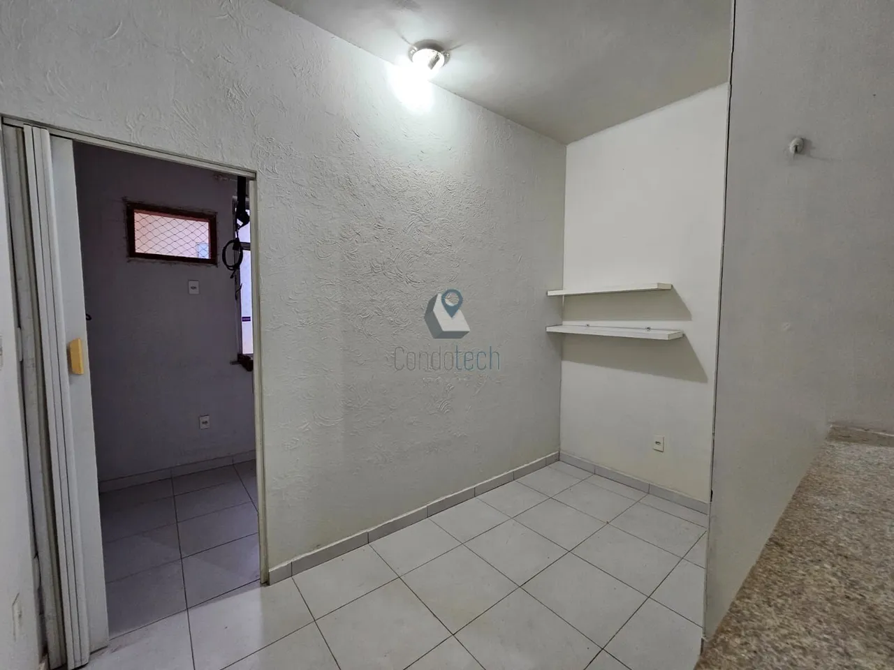 Apartamento de 1 quarto com box de vidro no banheiro — photo 10