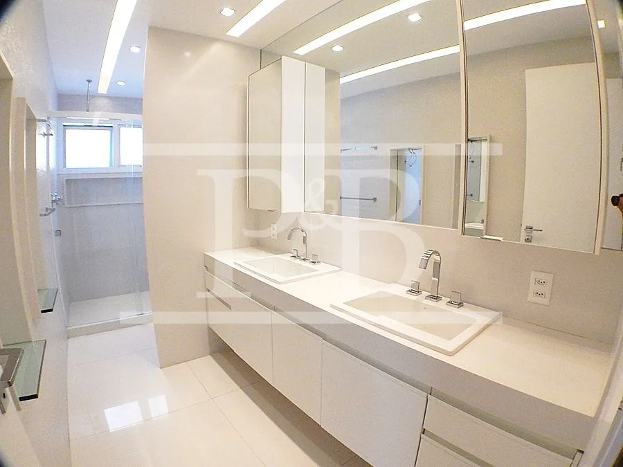 4-bedroom apartment with glassed-in balcony — photo 18