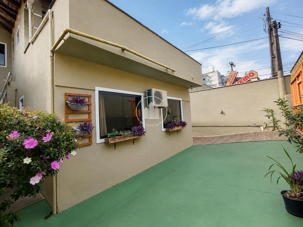 House with 3 bedrooms and an outdoor BBQ area — photo 3