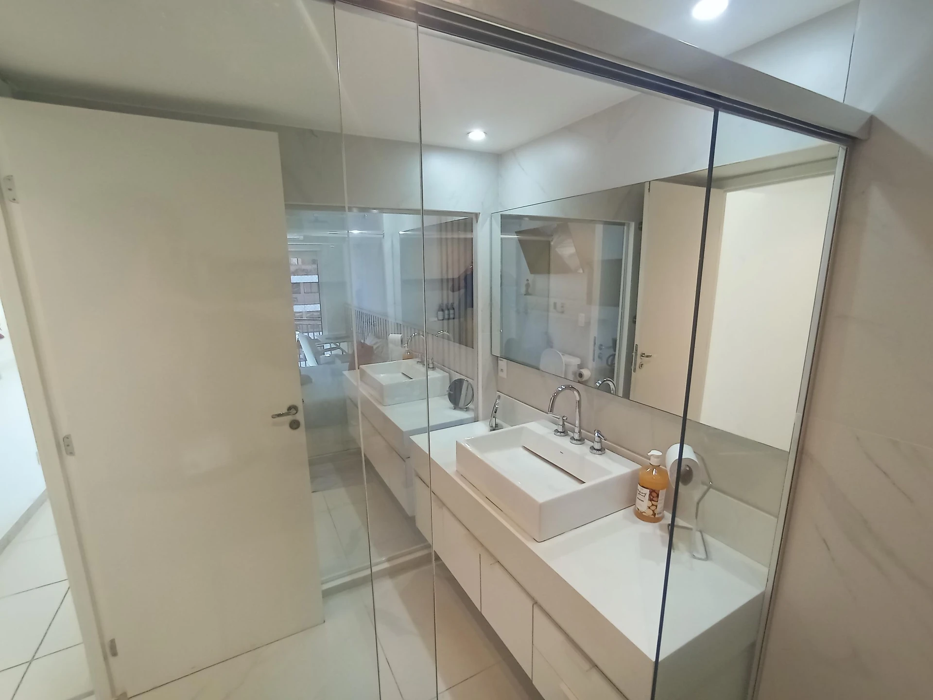 Estudio sin amueblar con balcón y 1 dormitorio en suite — photo 19