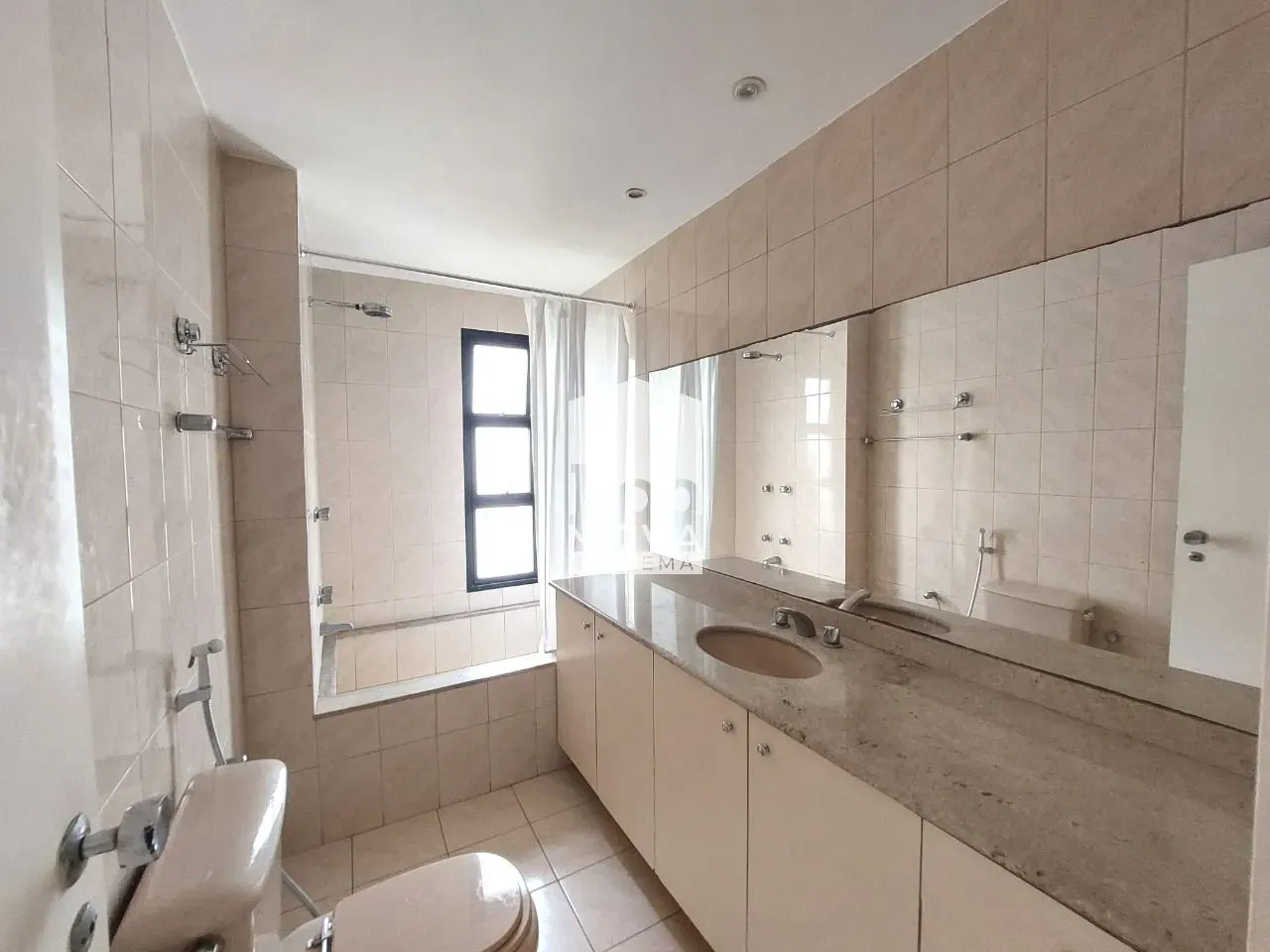 Unfurnished 161 m² apartment with a closed kitchen — photo 17