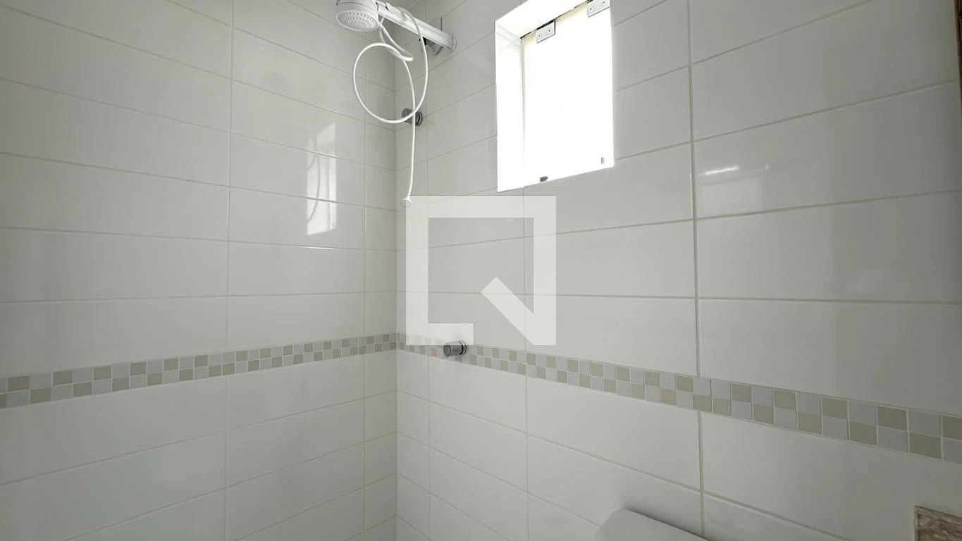 3-bedroom house with a glass-enclosed balcony in Curitiba — photo 46
