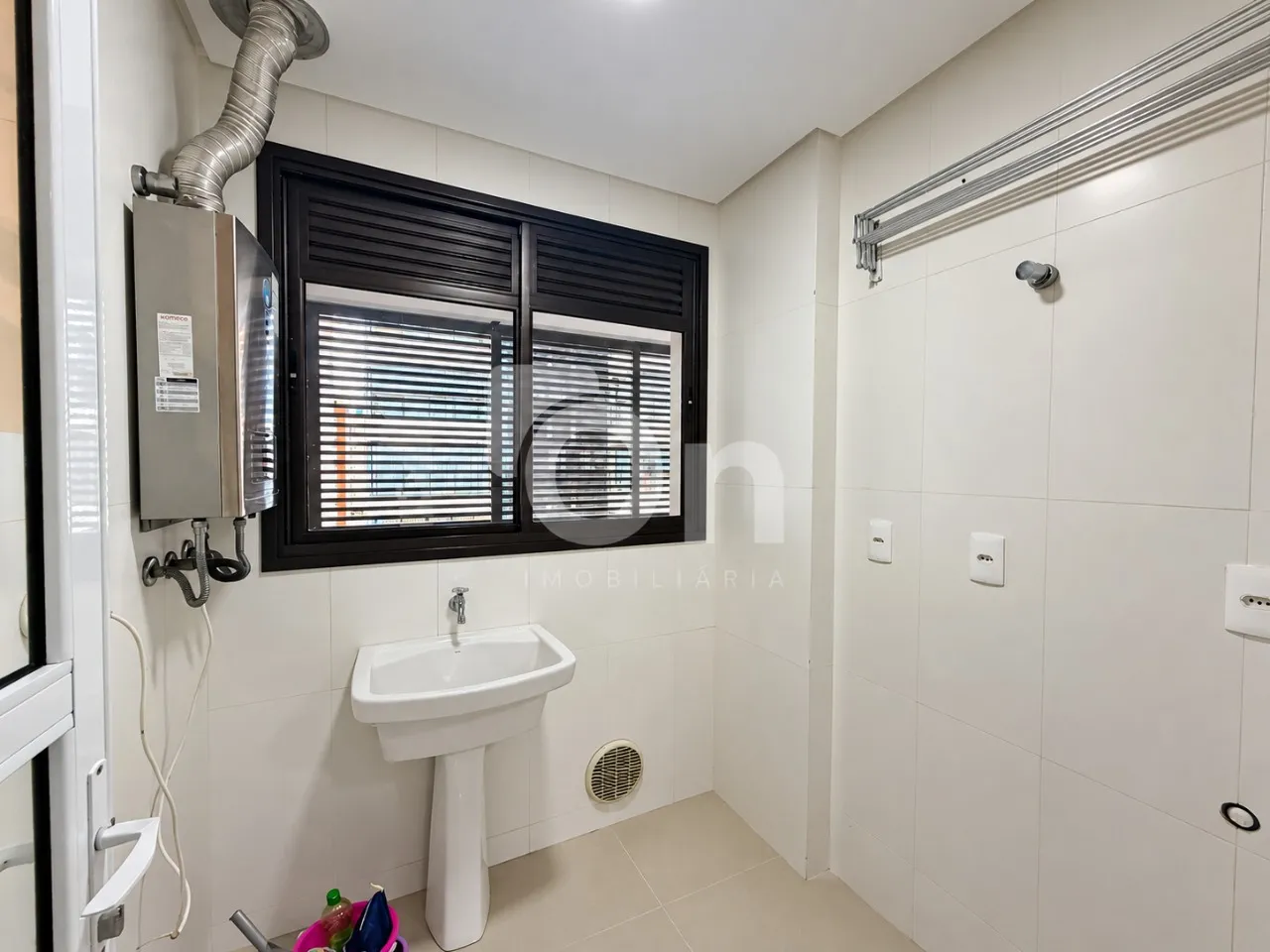 3-bedroom apartment in a building with a gym — photo 11