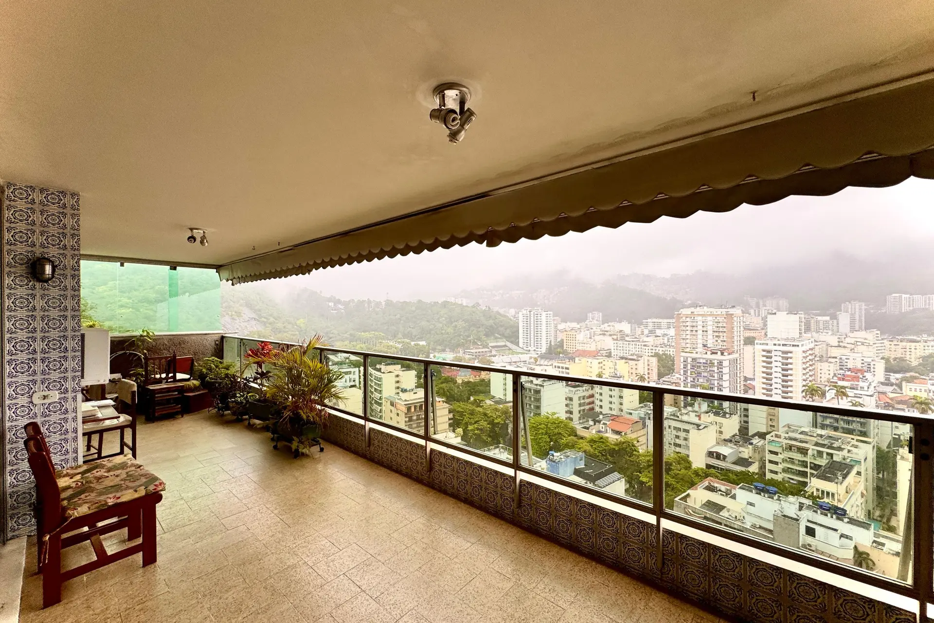 Floor-to-ceiling windows in a 4-bedroom apartment, 180 m²