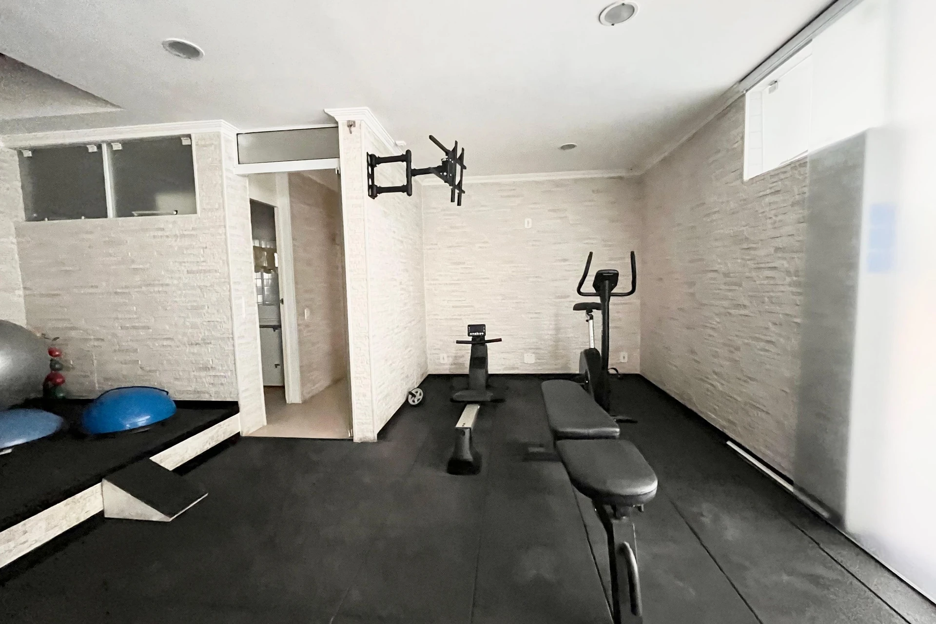 2-bedroom apartment with 1 bathroom and a balcony — photo 27