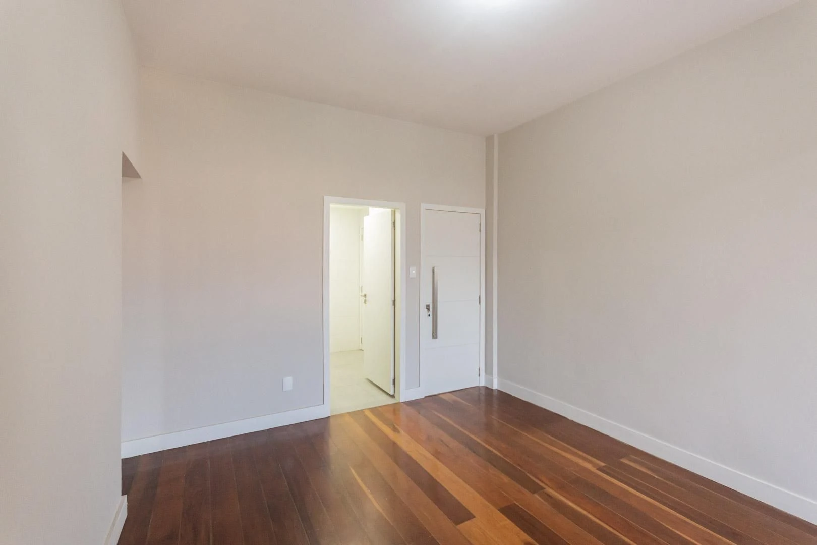 Wood or laminate floors in a 2-bedroom apartment, 64 m² — photo 33