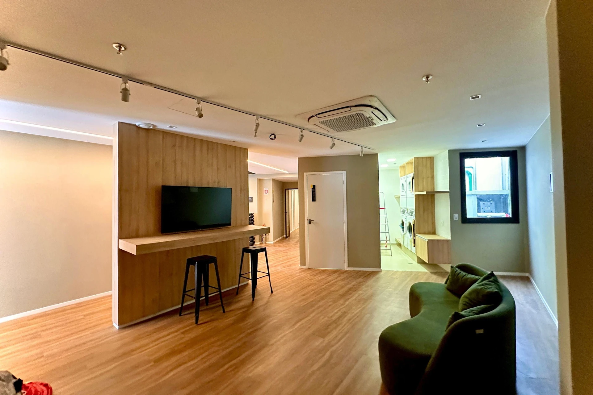 Furnished studio with 1 bedroom and balcony, pets allowed — photo 7