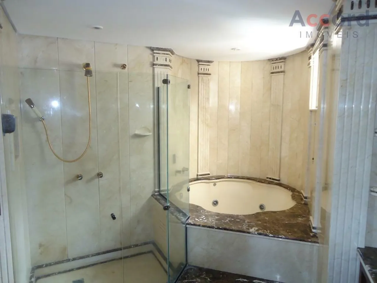 Top-floor apartment with 2 bedrooms and 4 bathrooms, 224 m² — photo 18
