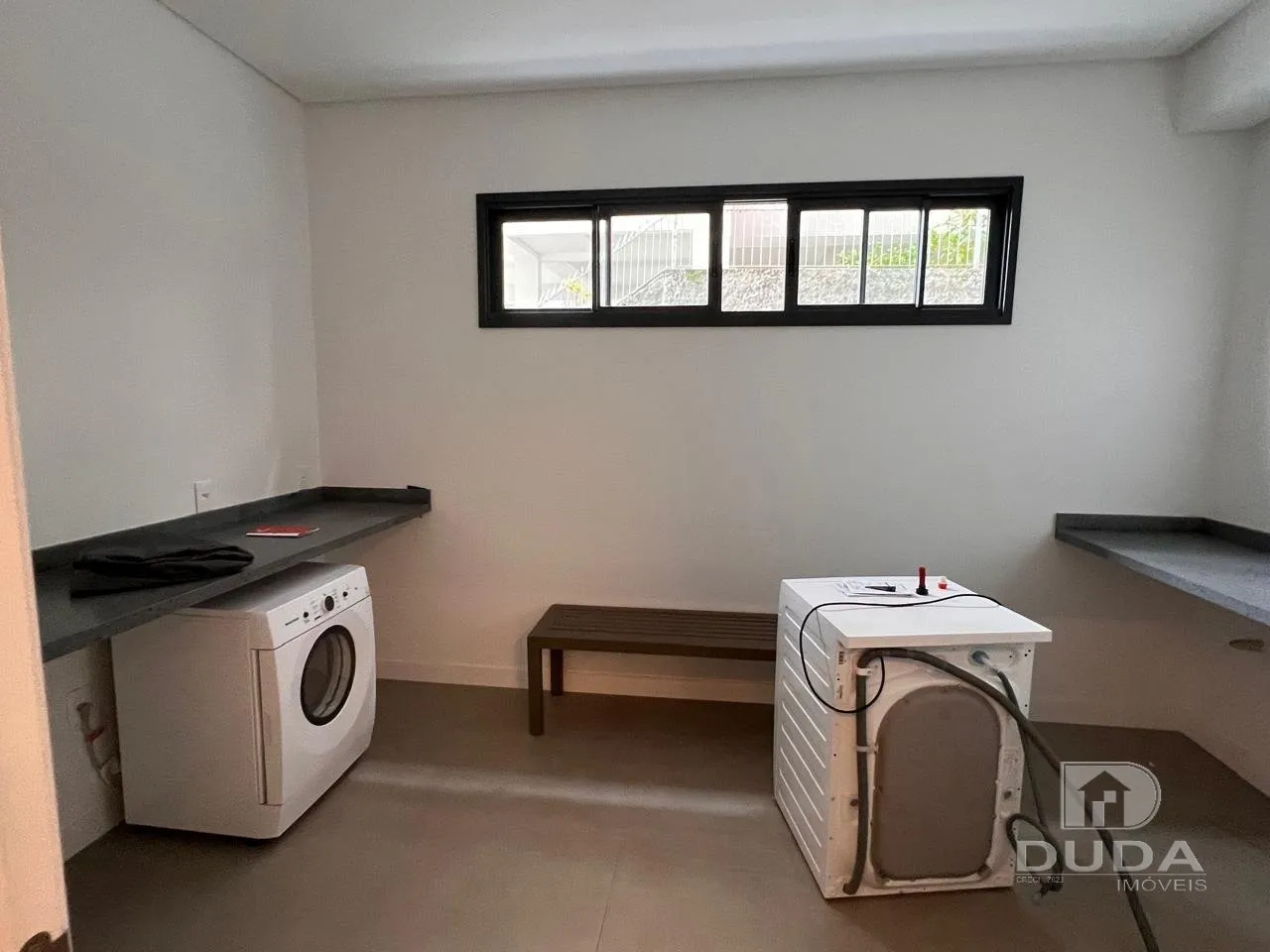 Furnished 1-bedroom apartment with balcony grill — photo 5