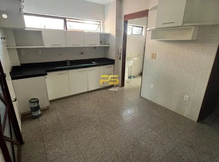 190 m² apartment with 4 bedrooms and a balcony — photo 2