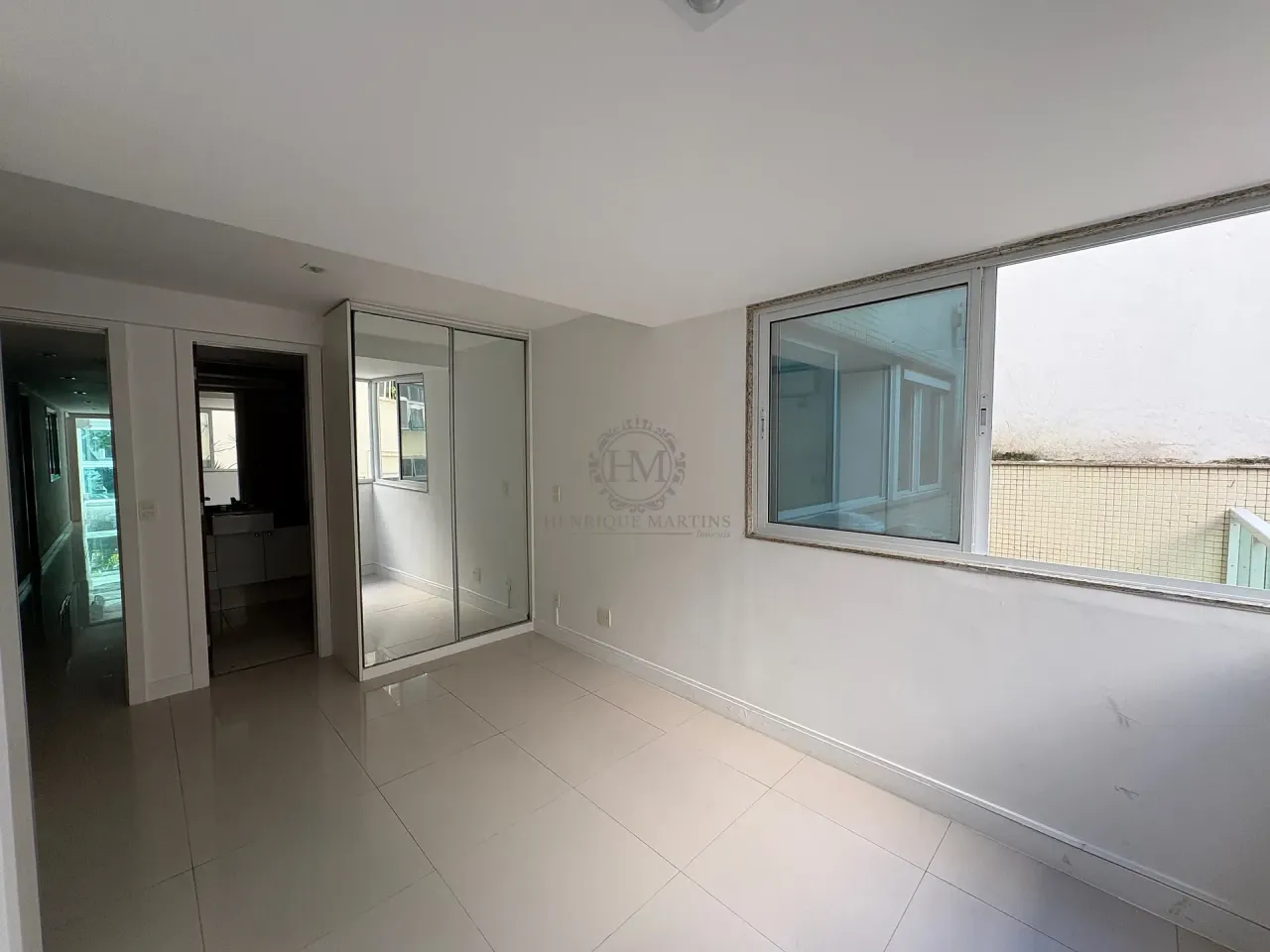 4-bedroom apartment with enclosed glass balcony — photo 19