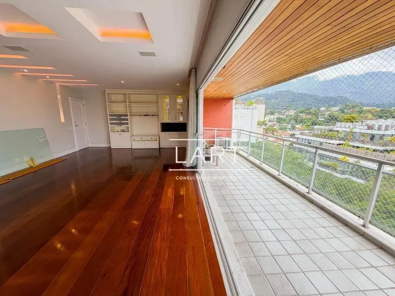 Apartamento com 3 dormitórios e 4 banheiros, 190 m²
