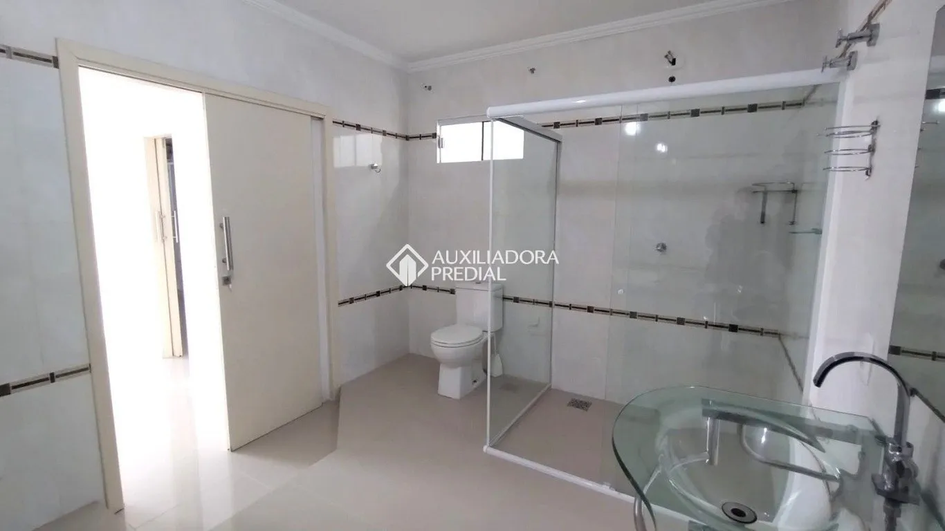 200 m² house with a bathtub and a glass-enclosed balcony — photo 11