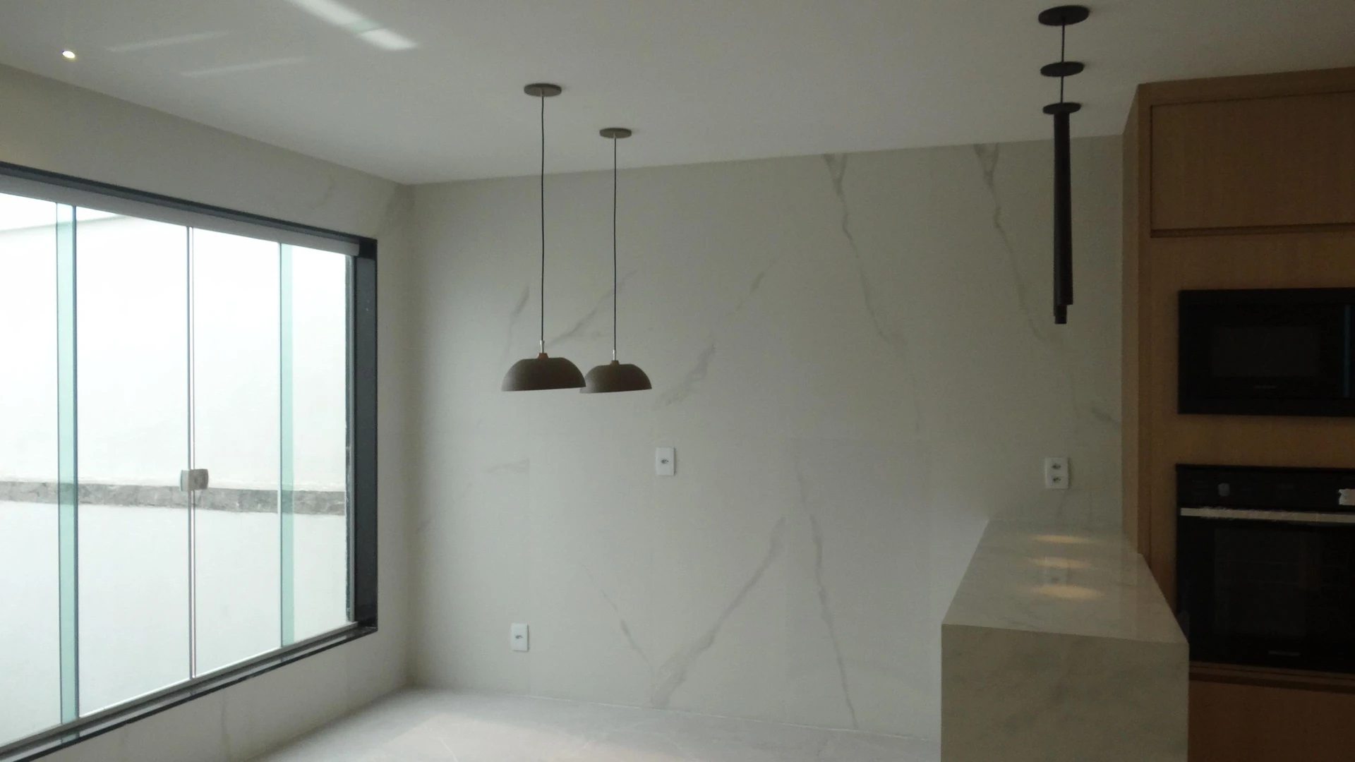 Casa de 384 m² com janelas do piso ao teto e varanda gourmet — photo 69