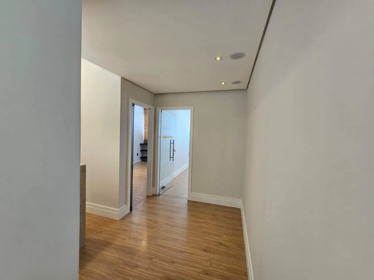 Unfurnished apartment with 2 bedrooms and air conditioning — photo 8