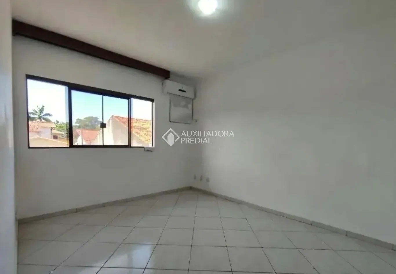 House with 3 bedrooms and open-plan kitchen — photo 8