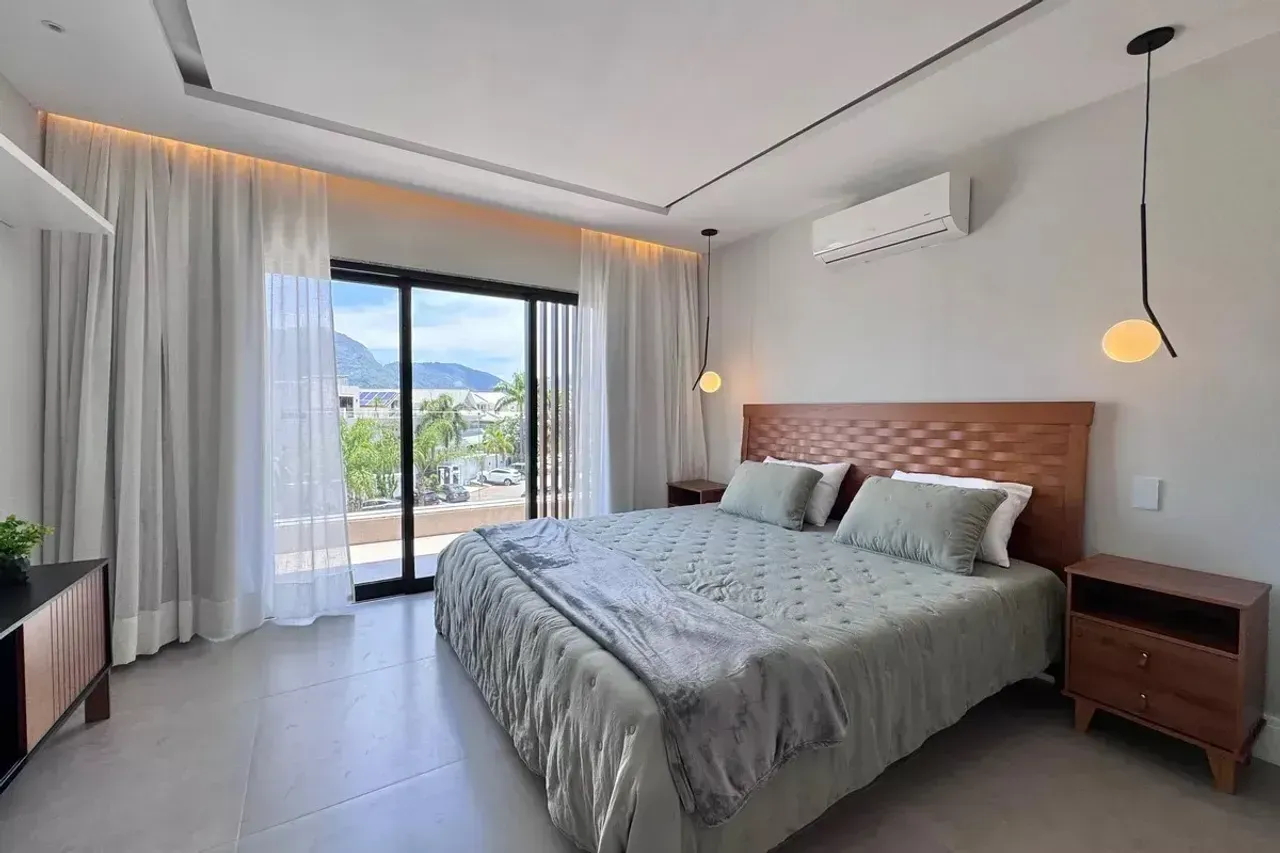 Casa de 4 dormitorios con ventanales de piso a techo — photo 30