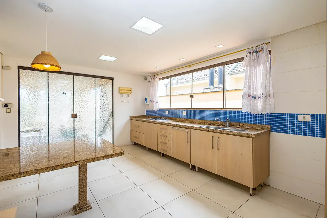Furnished house with 5 bedrooms and 470 m² — photo 35
