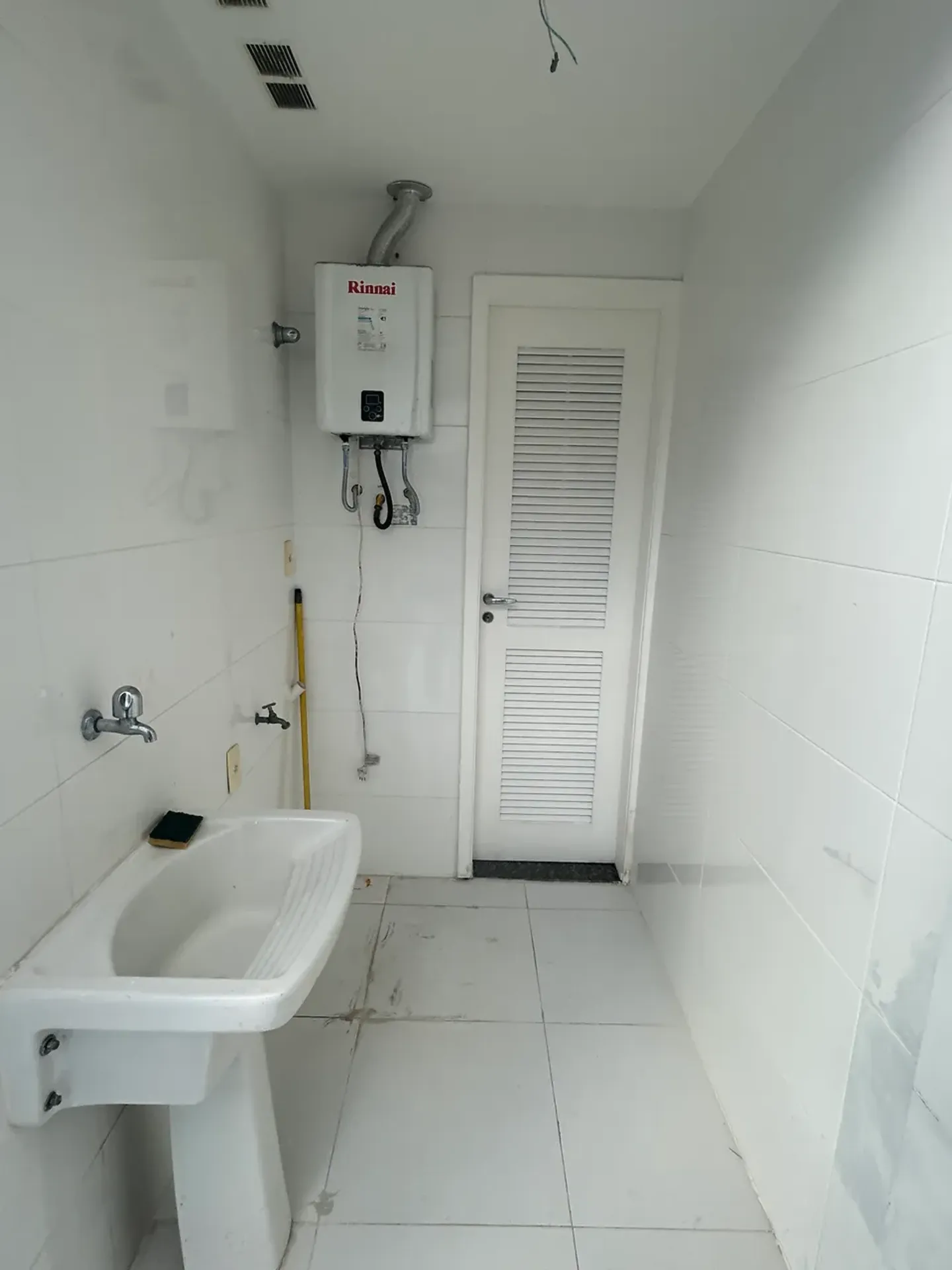 Balcony with a grill in a 3-bedroom apartment, 179 m² — photo 23