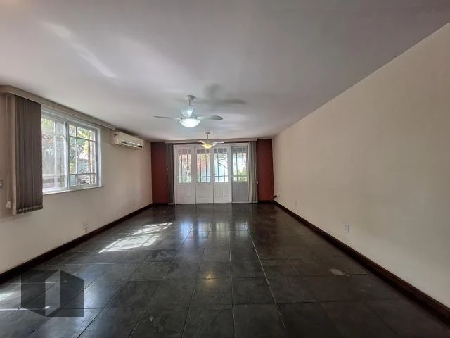 Condominium house with 4 bedrooms and 3 bathrooms — photo 18