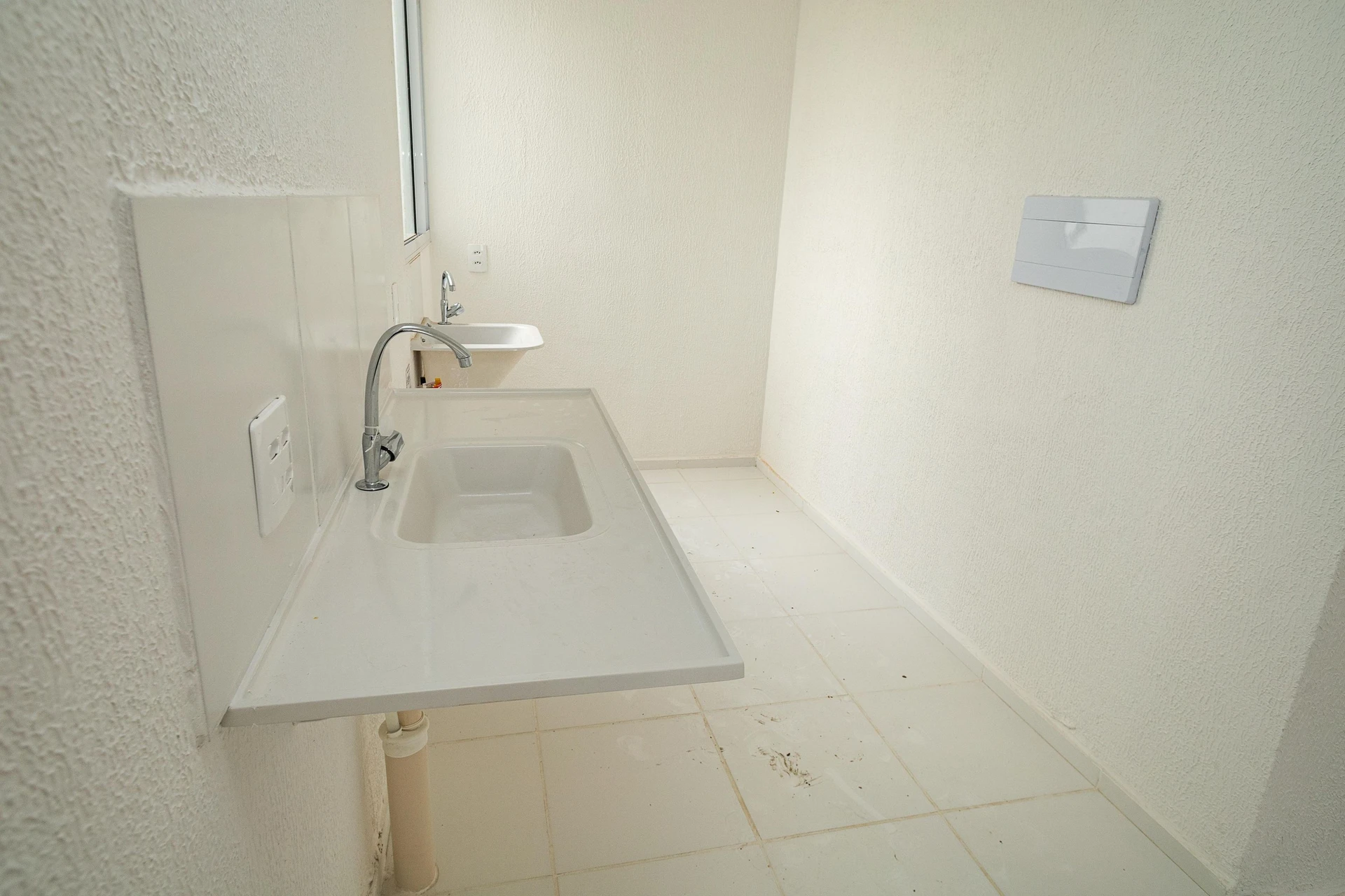 Unfurnished 2-bedroom apartment with a private garden — photo 9