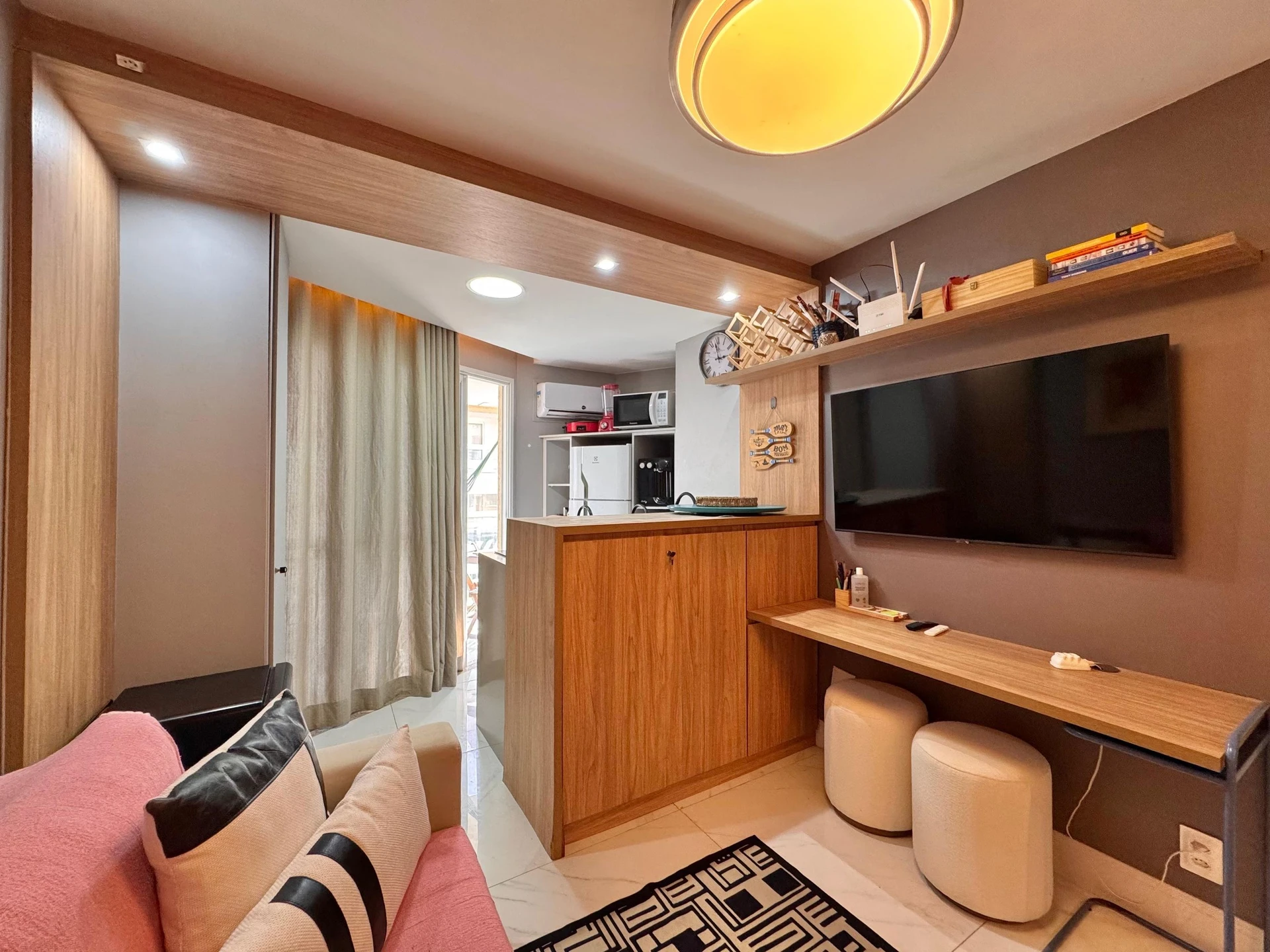 Furnished 1-bedroom apartment with a glass balcony — photo 19