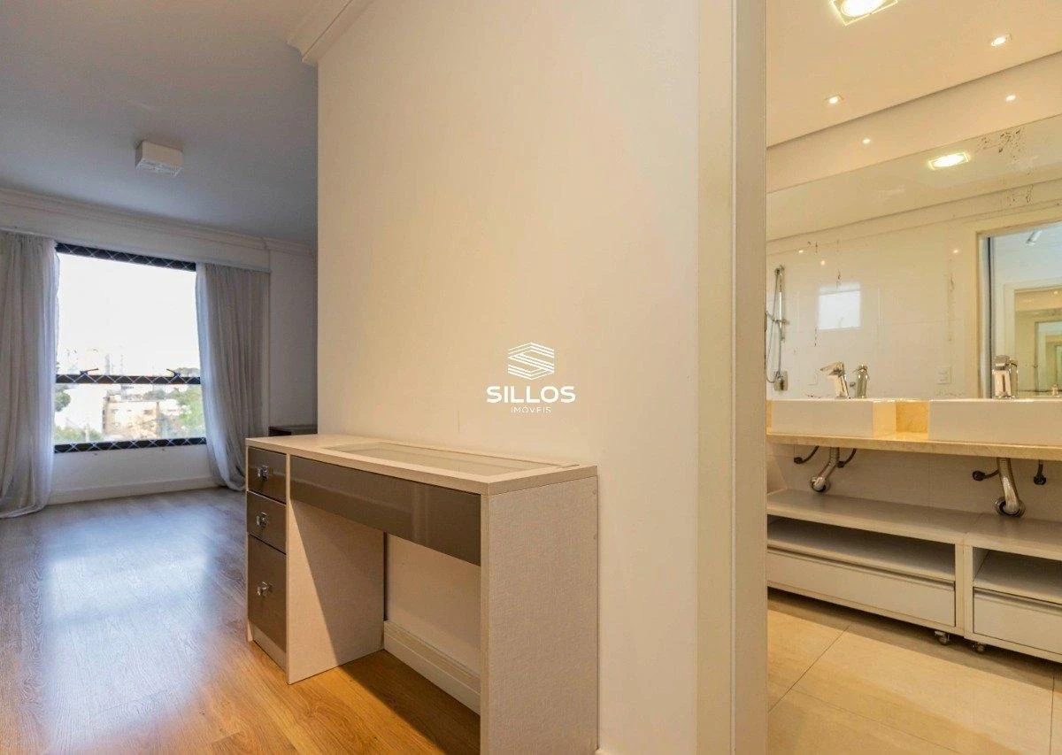 124 m² apartment with a bathtub and a walk-in closet — photo 36
