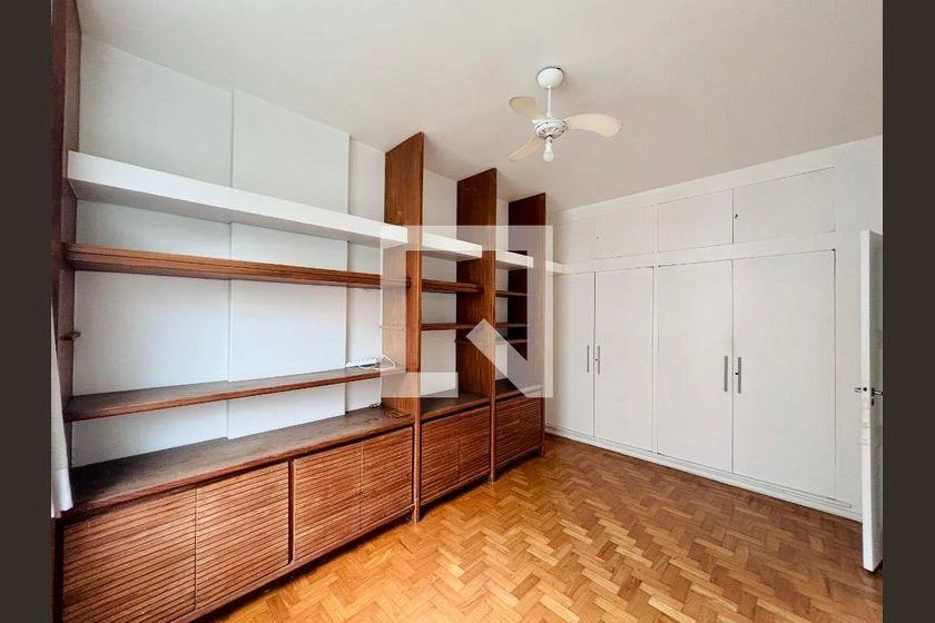 3-bedroom apartment with wood or laminate floors — photo 15