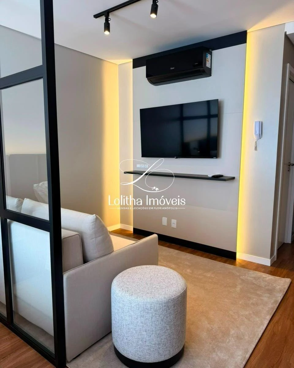 One-bedroom apartment in a building with a coworking space